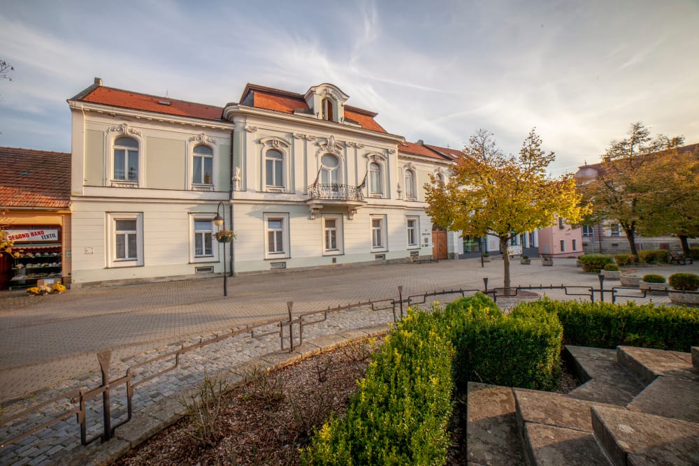 VALAŠSKÉ KLOBOUKY-Městský úřad 2
